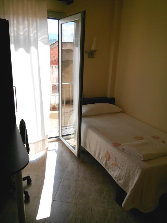 Hostal Sant Sadurni ซานต์ซาดูร์นี ดาโนยา ภายนอก รูปภาพ